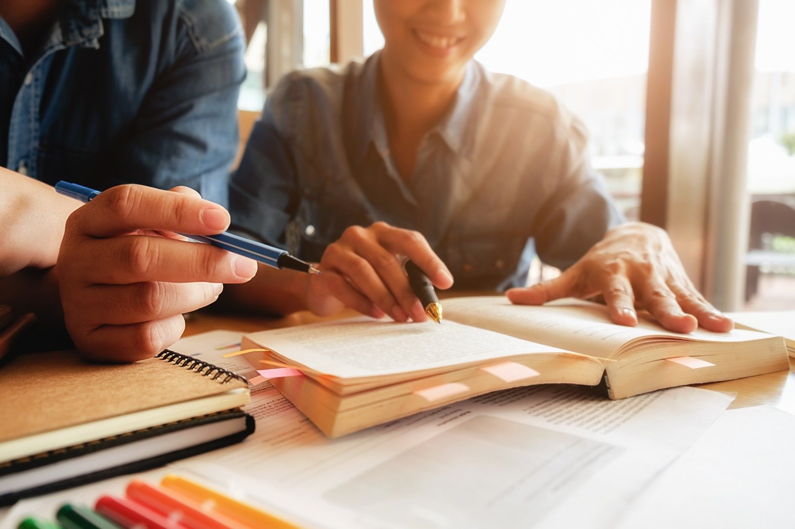 Estudantes estudando juntos com livros e anotações