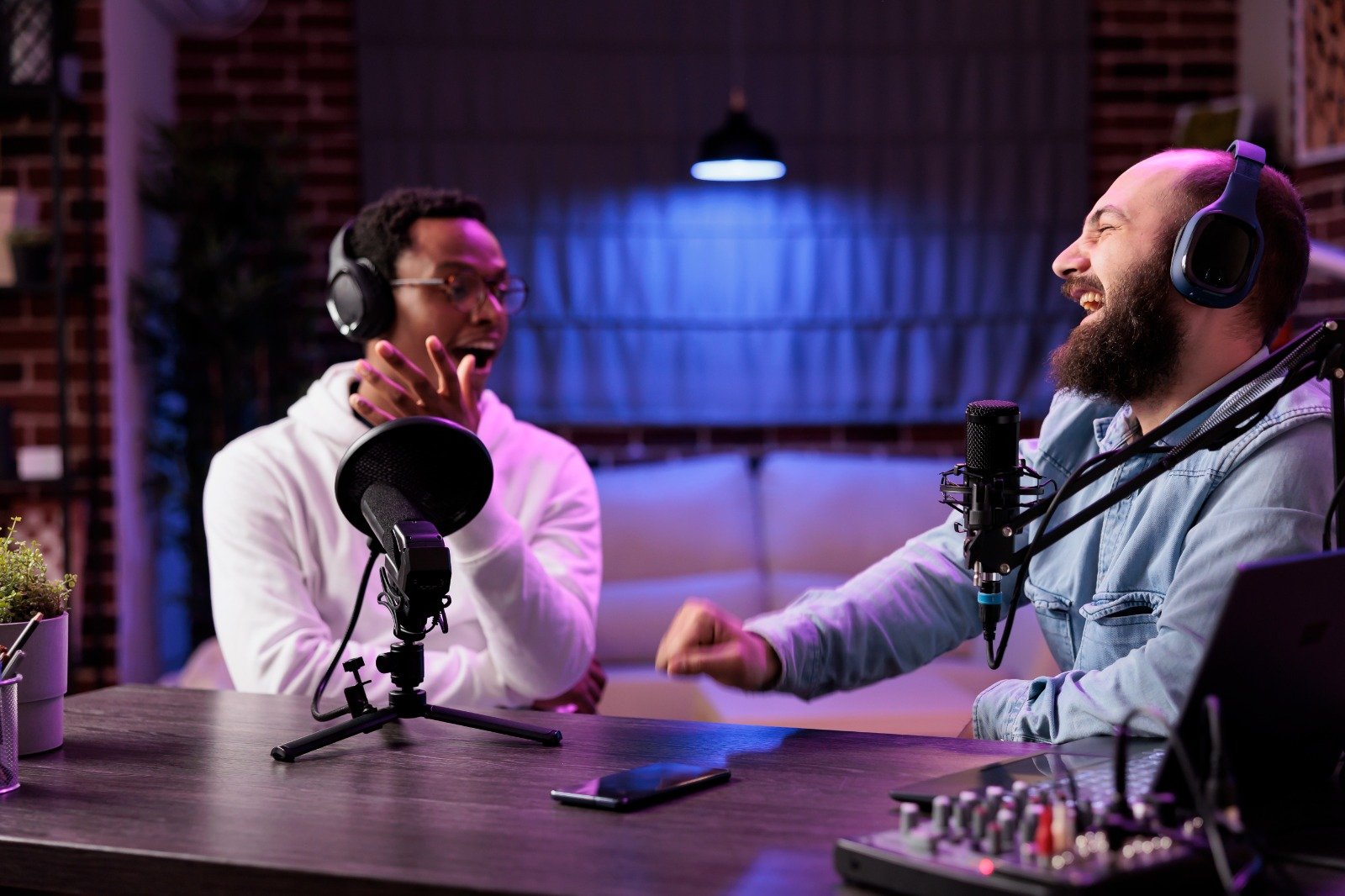 Gravação de podcast em estúdio profissional com microfones